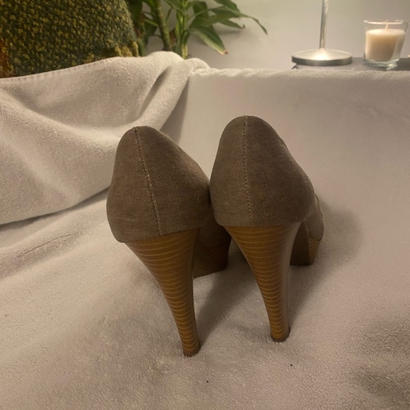 Size 8 heels. Cute as can be. - Picture 4 of 5